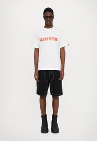 Icecream SOFT SERVE - Apdrukāts T-krekls - white