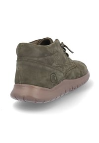 Zapatilla alta casual de ante marrón con punta redondeada, cuello acolchado, cordones en la parte frontal y suela de goma marrón sobre fondo blanco.