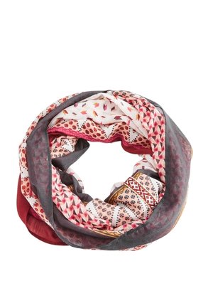 Lichte infinity-sjaal met geometrische en bloemmotieven in tinten rood, roze, grijs, wit en beige.