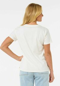 Weißes Baumwoll-T-Shirt mit kurzen Ärmeln und runden Ausschnitt, mit einer taillierten Form und geradem Saum, von hinten gezeigt.