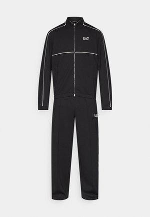 Schwarzer Trainingsanzug aus weichem Stoff, bestehend aus einer Reißverschlussjacke mit weißen Akzenten und passenden Hosen mit Logos. Einfaches, schlankes Design.