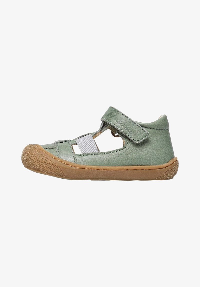 Sandalo in pelle verde con punta tonda, fascia in velcro in tessuto e suola in gomma marrone flessibile con grip testurizzato e design ritagliato.
