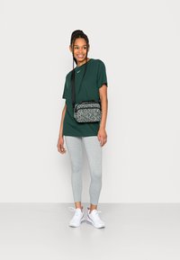 Nike Sportswear TEE  - T-shirt básica - pro green