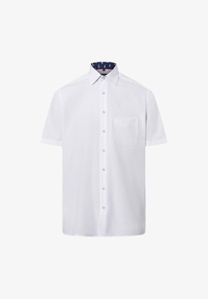 Kurzärmeliges weißes Hemd mit Knopfleiste, einer einzelnen Brusttasche und einem kontrastierenden blauen Kragen mit einem Segelbootmuster.