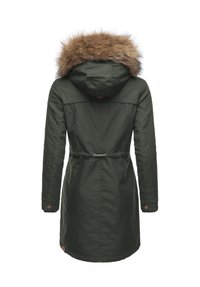 Palton lung verde măsliniu cu glugă căptușită cu blană, talie strânsă și accente cu nasturi. Prezintă un material neted și durabil și o siluetă croită.