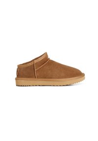 Bruine suede instapper met een ronde neus, zachte kraag en een rubberen zool met een gedetailleerd grippatroon.