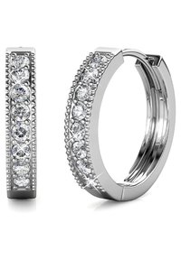 Zilveren hoepeloorbellen met een rij ronde kristallen aan een kant, versierd met gefacetteerde accenten, wat een schitterend effect creëert.