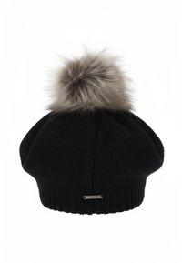 Berretto nero lavorato a maglia con pompon in pelliccia sintetica sulla sommità, texture a coste alla base e una piccola targhetta metallica su un lato.