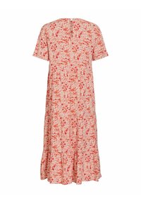 Robe midi à manches courtes avec un motif floral rouge et orange sur fond rose clair, avec une jupe à niveaux.