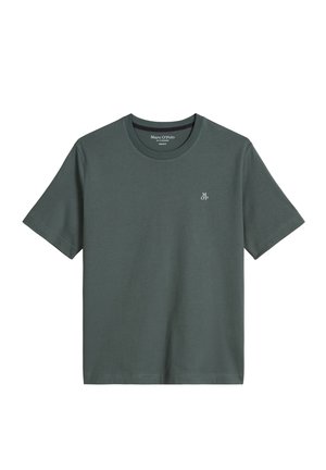 Donkergroen T-shirt met korte mouwen en ronde hals, met een klein wit "M OP" logo op de linkerborst.