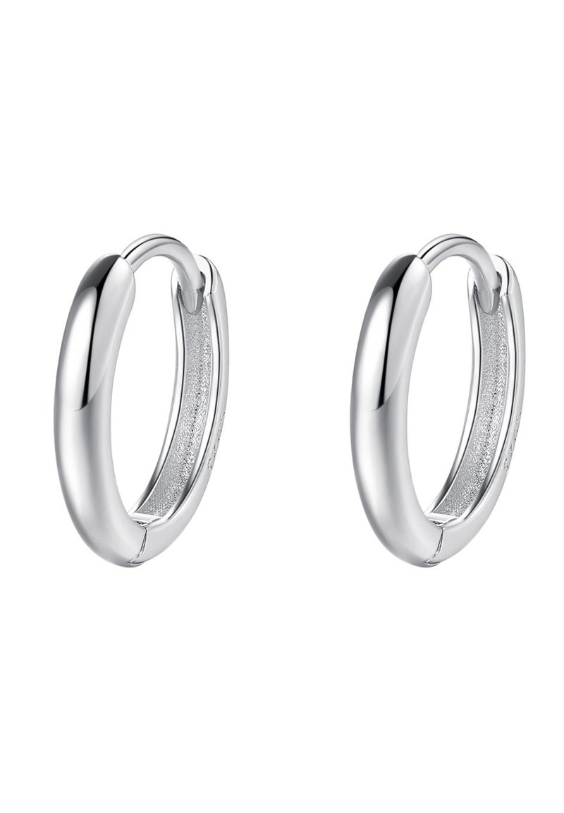 Paire de créoles en argent lisse et polie, de forme ronde simple et classique, sur fond blanc.