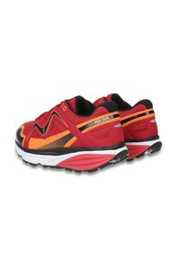 Chaussures de sport rouges avec des accents noirs et oranges. Tige en maille avec des détails texturés, semelle blanche et rouge rembourrée, et logo de la marque sur le côté.