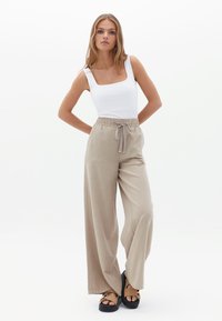 OXXO MIT ECKIGEM AUSSCHNITT - Top - white