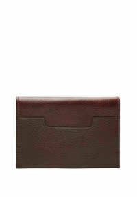 Ruskea nahkainen korttikotelo, jossa on teksturoitu pinta, varustettuna ylhäälle sijoitetulla paikalla ja sivureiällä korttien helppoa käyttöä varten. Kompakti muotoilu.