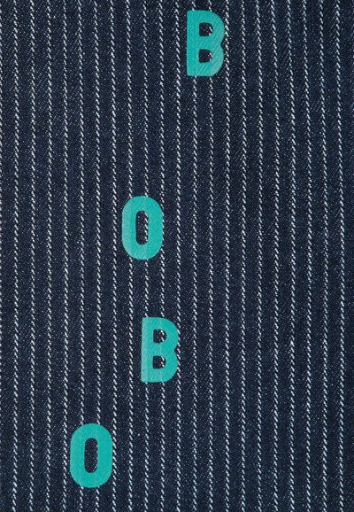 Tamno plavi denimski materijal s okomitim prugama. Sadrži odvažne tirkizne slova koja ispisuju “B O B” u razigranoj tipografiji.