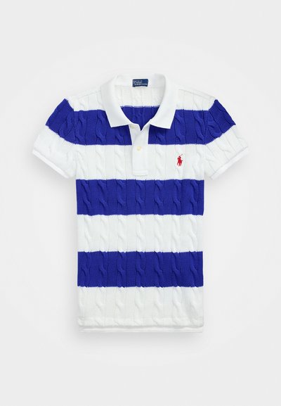 Λευκό πόλο μπλουζάκι με τρεις οριζόντιες μπλε ρίγες, υφή από καλωδιωτό πλέγμα και μικρό κόκκινο λογότυπο στο αριστερό στήθος. Κλασικό γιακά και κοντά μανίκια.