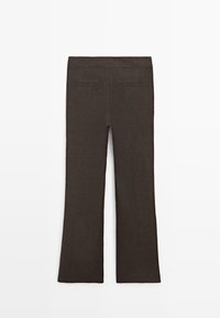 Mørkebrune bukser med lige ben og to skrålommer bagpå, lagt fladt på en hvid baggrund.