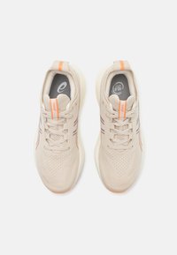 ASICS GEL-NIMBUS 26 - Zapatillas running asfalto - oatmeal/faded orange