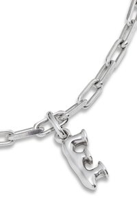 Pulsera de cadena de plata con eslabones alargados y un colgante en forma de oso, acabado pulido, con bordes suaves y un cierre resistente.