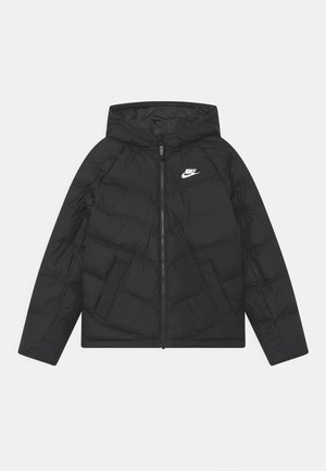 Veste matelassée noire Nike avec fermeture éclair à l'avant, capuche, deux poches latérales et logo Nike blanc sur la poitrine.