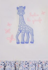 Grafica di una giraffa blu con pois e un volto sorridente, accompagnata da farfalle rosa ricamate e testo su un tessuto bianco con ruffles floreali.