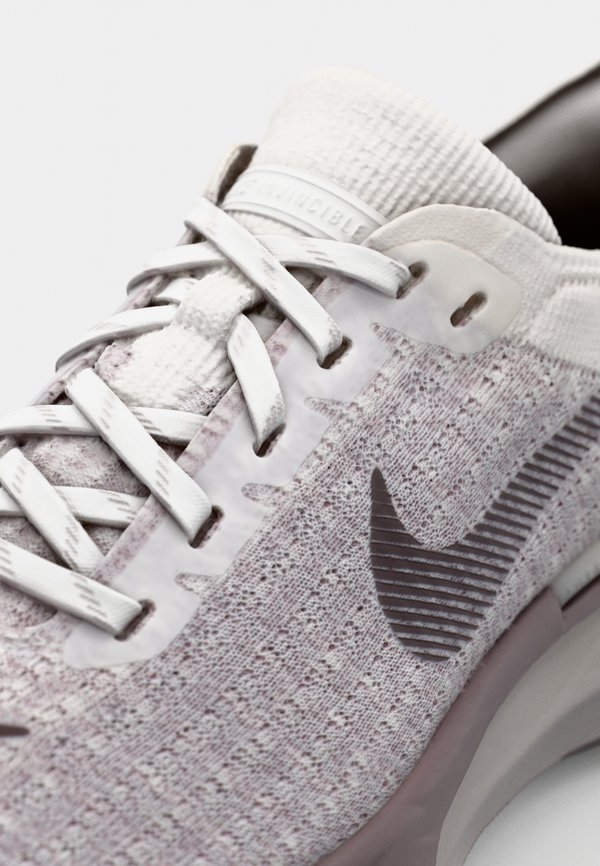 ZOOMX INVINCIBLE RUN FK 3 - Road running shoes - anthracite, bordeaux, taupe4