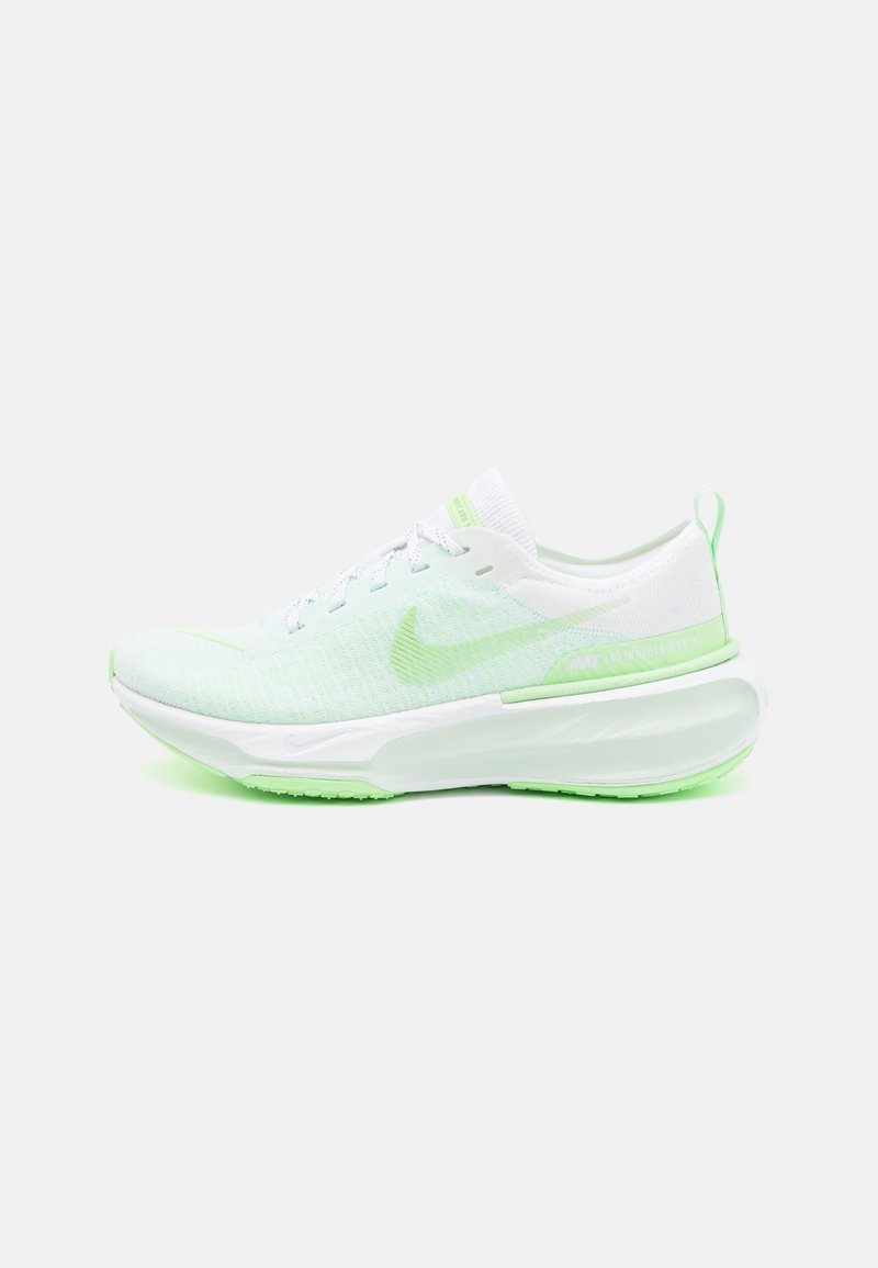 Chaussure de running Nike blanche et vert clair avec dessus en mesh, semelle rembourrée, lacets et languette au talon, vue de côté sur fond blanc.