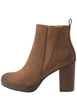 Ruske nubuk ankle boot s debelim potplatom, elastičnim bočnim panelima i petnom petljom za jednostavno obuvanje. Okrugli vrh s teksturiranim potplatom.