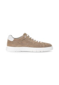 Beige suède sneaker met witte accenten, ronde neus en witte veters. Kenmerkt zich door een gestructureerde oppervlakte en een flexibele rubberen zool.