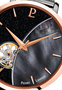 Mechanisk ure med en sort urskive, der har et stjerneklar mønster og en skyet gradient. Rosaguld detaljer på viserne og markeringerne, gennemsigtig bagside.