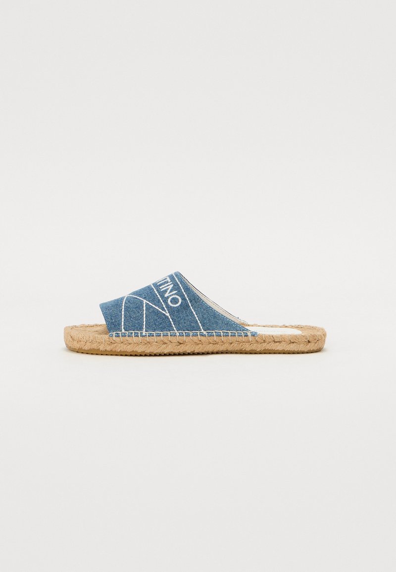 Denim slide sandal med en vevd jutesåle, med en blå overdel, hvite sting og grafiske mønstre. Åpen tå-design for enkel påkledning.