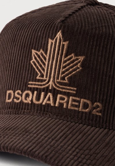 Casquette en velours côtelé marron avec logo feuille d'érable brodé et texte "DSQUARED2" sur le panneau avant en fil beige.