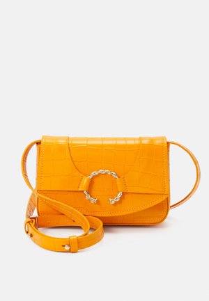 Petit sac bandoulière orange avec texture croco, fermeture à rabat, détail anneau en métal torsadé argenté et bandoulière réglable sur fond blanc.