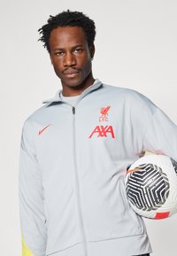 Nike Performance LIVERPOOL FC NIKE DF ACADEMY TRACK JACKET K THIRD - Klubbklær - light smoke grey/chrome yellow/global red
