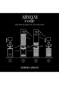 Istruzioni su come ricaricare Armani Code Eau de Toilette ruotando e sollevando l'erogatore spray sulla bottiglia.