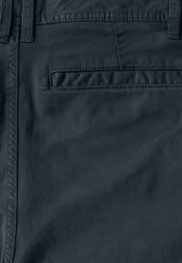 Mörkblå chinos i blandning av bomull, med en slät struktur, bältesöglor och en bakficka med en diskret sömdetalj.