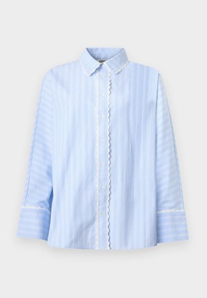 Lyseblå bluse med knapper, hvite vertikale striper, blonder langs knappestolpen, kragen og mansjettene, og lange ermer.