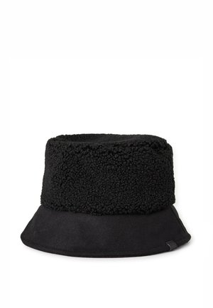 Schwarzer Eimerhut mit einem plüschigen, strukturierten oberen Teil und einem glatten, matten unteren Rand. Innenetikett sichtbar, das Langlebigkeit und Design betont.