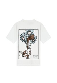 Λευκό T-shirt με γραφικό που απεικονίζει ένα γαντοφορεμένο χέρι να κρατά γκολφ κλαμπ και μπλε λουλούδια, πλαισιωμένο με το κείμενο "Dstrezzed Golf Club."