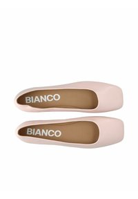 Helle rosa Ballerinas von Bianco mit einer quadratischen Zehenform, glattem Synthetikmaterial und einer braunen Innensohle mit weißem Logo-Text.