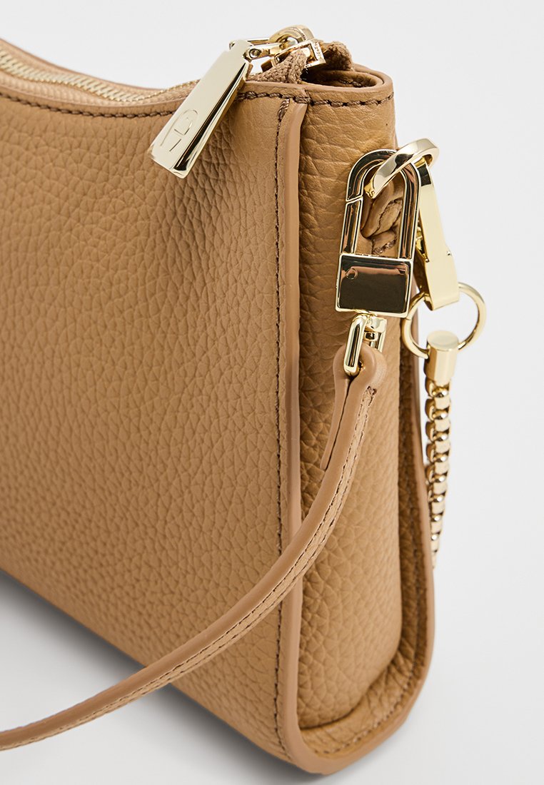 Clutch de cuero texturizado en tono marrón con cremallera y herrajes dorados, que cuenta con una correa de cadena y una forma suave y redondeada.