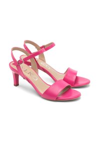 Różowe skórzane sandały na obcasie z odkrytymi palcami, paskiem na kostkę i umiarkowanym obcasem. Charakteryzują się gładką teksturą i minimalistycznym stylem.