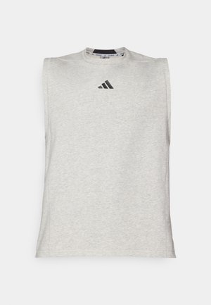 Maglietta atletica senza maniche grigia con scollatura tonda. Presenta un piccolo logo Adidas nero sul petto. Realizzata in tessuto morbido e leggero.