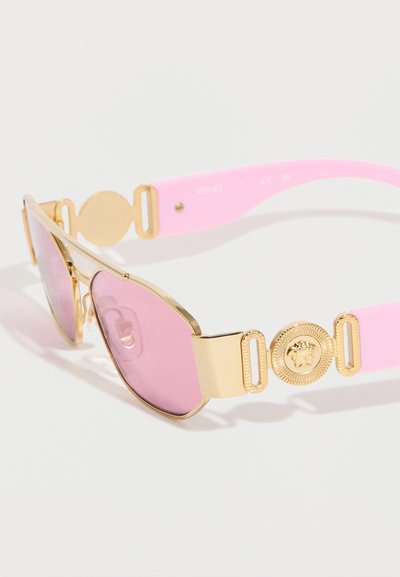 Γυαλιά ηλίου με χρυστά μεταλλικά πλαίσια, ροζ φακούς με απόχρωση και ροζ μπράτσα με λεπτομέρειες χρυσής έμβλημμα Medusa.