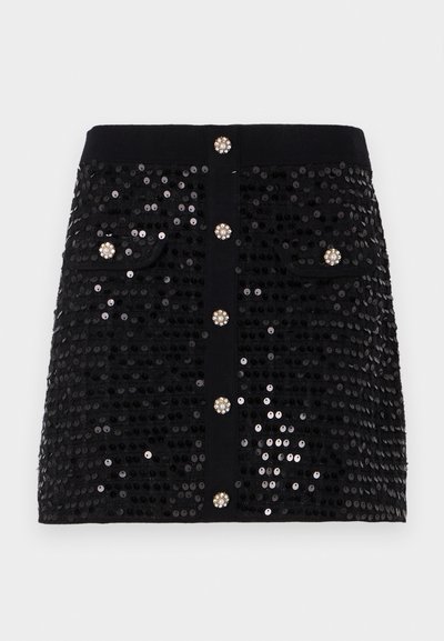 Fustă neagră cu strasuri, cu un design ajustat, două buzunare frontale și butoane decorative cu accente asemănătoare bijuteriilor. Textură netedă pe toată suprafața.