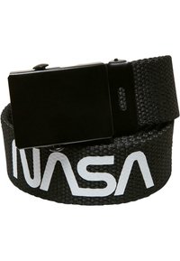 Svart tygbälte med texturerad yta, med en rektangulär svart metallspänne och vit "NASA"-logotyp tryckt på bältet.