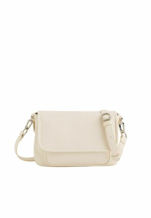 Sac d'épaule de couleur crème avec bandoulière réglable, fermeture à rabat et quincaillerie en métal argenté.