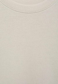 Lys beige ribbet strikket stof med en tekstureret overflade. Designet har en rund halsudskæring og jævnt fordelte lodrette linjer.