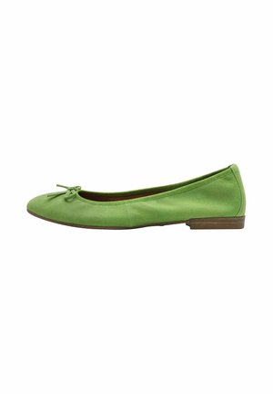 Groene suède ballerinaschoen met een klein strikje op de afgeronde neus en een lage houten hak, zijaanzicht op een witte achtergrond.