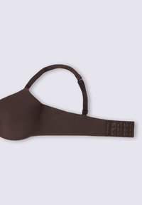 Jedna ciemnobrązowa miseczka stanika z regulowanym paskiem i potrójnym zapięciem na haftki na jasnym tle.